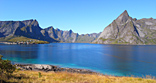 Typische, spitze und schroffe Bergwelt der Lofoten